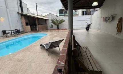 Aluguel anual: Casa com piscina no centro de Balneário Camboriú