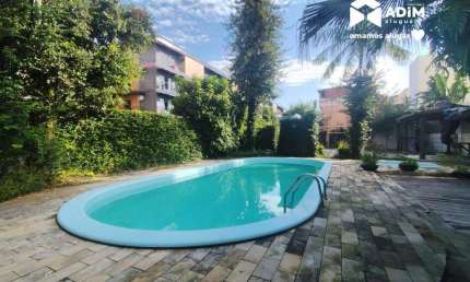 Aluguel anual: Casa residencial de 5 quartos com piscina no Bairro Nações em Balneário Camburiú.