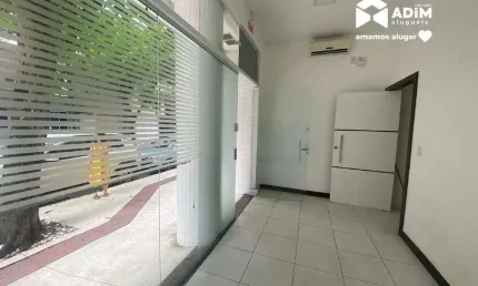 Aluguel anual: Sala térrea de 75 metros privativos em Balneário Camboriú