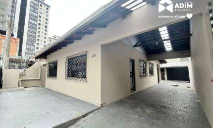 Aluguel Anual: Casa com 3 quartos ampla no centro de Balneário Camboriú