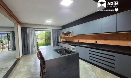 Aluguel anual: Casa ampla com piscina a 100 metros da Praia em Itajaí.