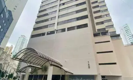 Aluguel Anual: Cobertura na quadra do mar com 4 dormitórios e 329 metros em Balneário Camboriú.