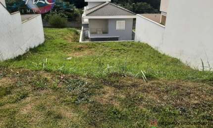 Terreno à Venda no condomínio Terras de Genova - lote em declive.