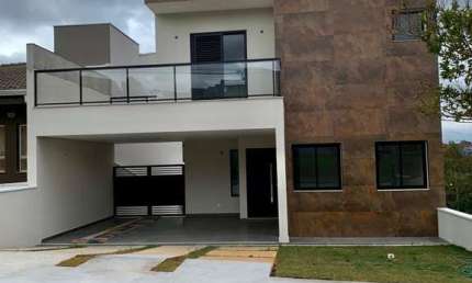 Casa sobrado à venda no condomínio Terras de Gênova em Jundiaí, com amplo quintal e possibilidade de permuta.
