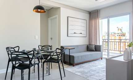Apartamento de 2 quartos mobiliado no Navona – Novo, com varanda e a poucos passos da UFSC