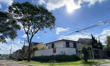 Sobrado de Esquina com Amplo Quintal no Jardim das Américas