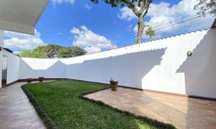 Sobrado de Esquina com Amplo Quintal no Jardim das Américas