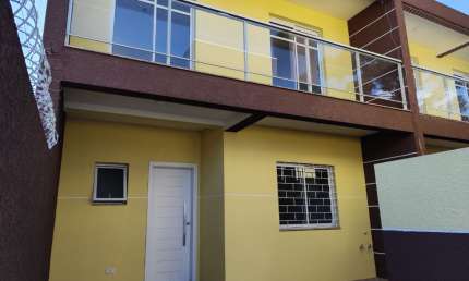 Sobrado novo à venda com 3 quartos, 1 suíte, 104m², no Santa Cândida, Curitiba.