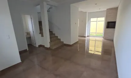 Sobrado novo à venda com 3 quartos, 1 suíte, 104m², no Santa Cândida, Curitiba.