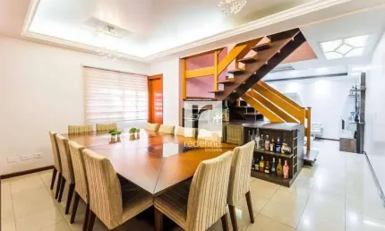 Sobrado impecável com 4 Suítes, 4 vagas e brinquedoteca à venda por R$ 1.700.000 - Saúde - São Paulo/SP
