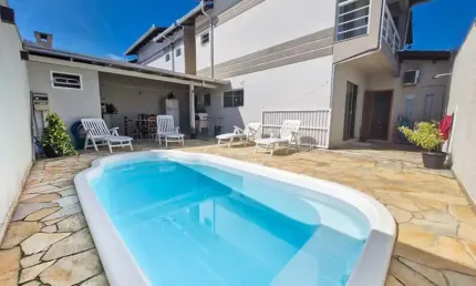SOBRADO DE ALTO PADRÃO COM PISCINA E 03 DORMITÓRIOS SENDO 02 SUÍTES - LOCALIZADO NA MEIA PRAIA NAVEGANTES!!