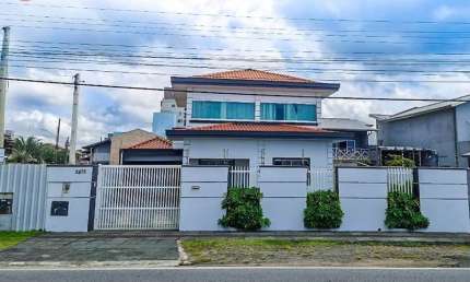 EXCELENTE SOBRADO NO CENTRO, FRENTE MAR COM 03 DORMITÓRIOS SENDO 02 SUÍTES, ÓTIMO ESPAÇO DE TERRENO!!CENTRO - NAVEGANTES/SC