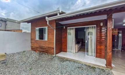 ASA MISTA DE ALVENARIA E MADEIRA DE LEI, com 02 Dormitórios; Ótimo Retorno em Locação!  SOBRE O IMÓVEL:  -- Frente Leste (Excelente iluminação e ventilação) -- Edificação de 102,00 m2 privativos -- 02