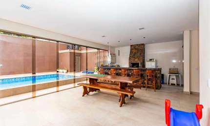 'Casa com piscina em Curitiba: Elegância e Conforto'
