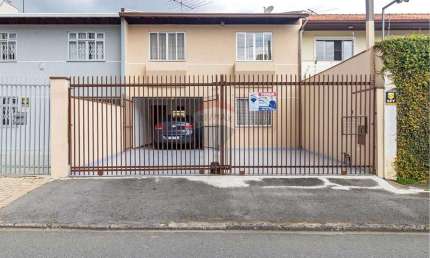 Sobrado 3 quartos 1 suíte  no Uberaba, com edícula e amplo terreno em Curitiba!