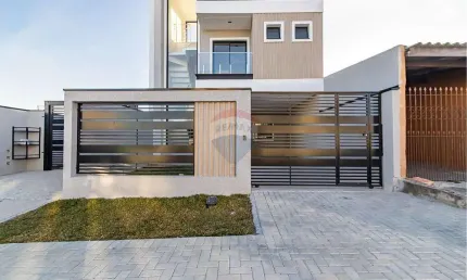 Sobrado triplex novo em sítio cercado: conforto e praticidade