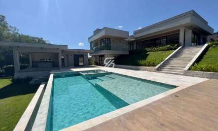 Casa com 4 suítes, lote de 1711m² com fundo para o lago no Village Ipanema 1