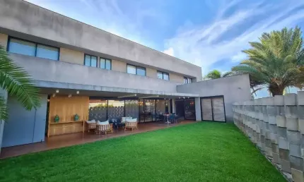Casa duplex West Side Boulevard com 570m² e 4 suítes