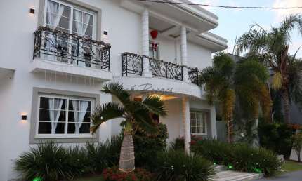 Casa com 4 suítes e 4 vagas cobertas no Bosque dos Poetas
