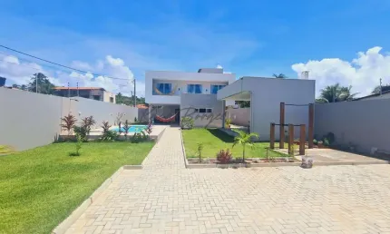 Casa Duplex 185m² em Tabatinga: 3 suítes, piscina e jardim