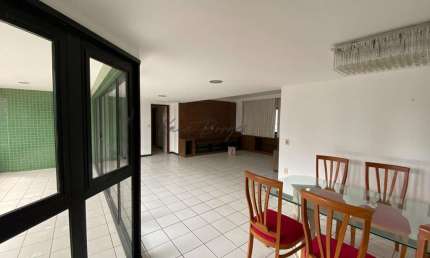 Apartamento em Petrópolis, 3 suítes, 270m² - 1 por andar
