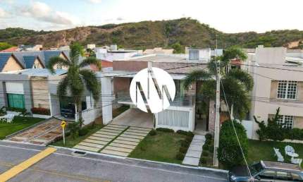Casa no Condomínio Green Woods Duplex com 234m2, 4/4 sendo duas suítes em Candelária.