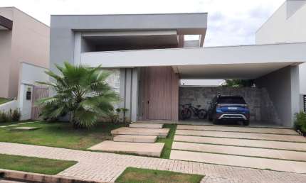 As casas no Condomínio Florais do Valle, localizado em Cuiabá, Mato Grosso, oferecem um estilo de vida sofisticado e confortável.