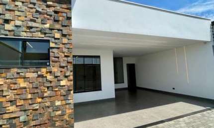 Vende-se Bela Casa Com Piscina no Bom Jardim em Maringá