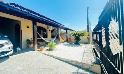 Otima Casa com 3 quartos na Parte Alta do Cordeiros em Itajai