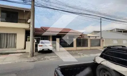 Otima Casa com 3 dormitorios e um sendo uma suite no Bairro Cordeiros em Itajai