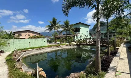 Casa em Condomínio: 6 Quartos, 2 Suítes  Morada da Praia, Bertioga/SP  Área de 305,00 m²  4 Vagas  Jardim e Lago