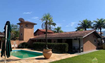 Casa de Luxo à Venda em Morada da Praia - Bertioga/SP: 4 Suítes, Piscina, Churrasqueira e Vista Deslumbrante!