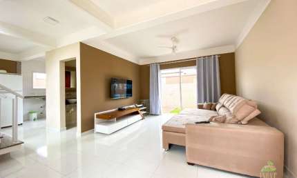 Lindo sobrado 115m²  construída e 189m² de terreno 3 dormitórios sendo 1 suíte Churrasqueira Piscina