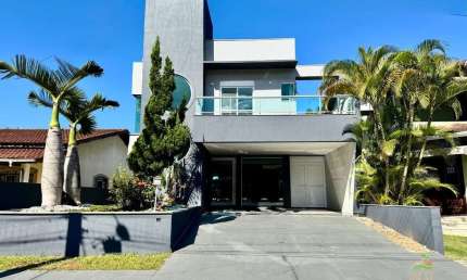 Casa de Alto Padrão à Venda em Morada da Praia, Bertioga-SP: 5 suítes, 3 salas, piscina. Agende sua visita!