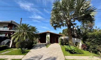 Casa à venda em condomínio Morada da Praia, Bertioga/SP - 4 quartos, piscina e área gourmet! Venha conhecer!