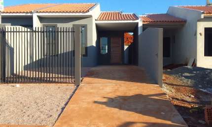 CASA COM 2 QUARTOS, COM TERRENO NOS FUNDOS, NO TERRA LIZ UVARANAS
