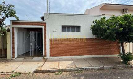 Casa com excelente localizacao, proximo ao Hospital Santa Casa, no centro da cidade.
