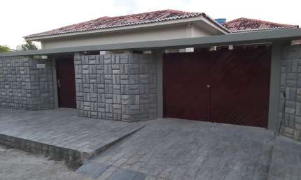 Linda casa com arquitetura moderna e bem conservada em bairro nobre de Limoeiro