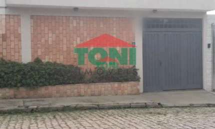 Casa à venda em Salto-SP, na Vila Nova: 2 quartos, 1 suíte, 2 salas, 1 banheiro, 4 vagas de garagem, 170m²!