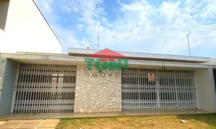 Imperdível: Casa à venda no Centro de Salto-SP, 3 quartos, 1 suíte, 2 salas, 3 banheiros, 1 vaga, 225m² de área.