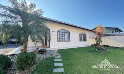 Casa plana averbada no bairro Iririú com 108m² - Aceita financiamento.