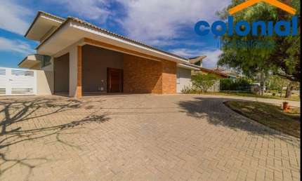CASA TÉRREA, NOVA, EM CONDOMÍNIO FECHADO COM 4 SUÍTES, 6 VAGAS, TERRENO DE 1.028M².HARAS PINDORAMA, CABREÚVA.