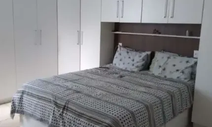 CASA TÉRREA, COM DUAS CASAS INDEPENDENTES, EM 250 M², COM EDÍCULA E 4 VAGAS DE GARAGEM, CAXAMBU, JUNDIAÍ.