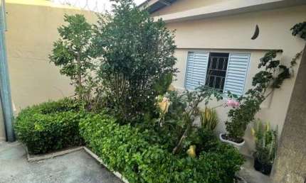 OPORTUNIDADE: CASA COM 3 QUARTOS, 2 VAGAS COBERTAS E QUINTAL. LOCAL COM ZONA MISTA PARA MORADIA E COMÉRCIO.