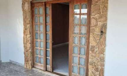 Casa ampla no Jardim Tulipas, com 4 vagas e 2 suites.