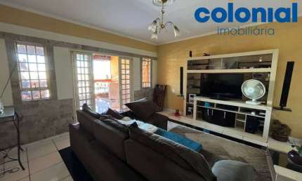 Linda casa à venda em Várzea Paulista-SP, Jardim Itália: 2 quartos, 1 suíte, 2 salas, 1 banheiro, 3 vagas, 234,88 m².