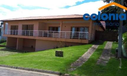 CASA COM 4 SUÍTES, SALA AMPLA COM 3 AMBIENTES, LAVABO, COZINHA PLANEJADA E VAGAS