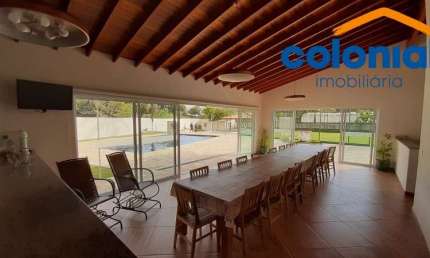 CHÁCARA COM 4 QUARTOS, COM SUÍTE, SALÃO DE  JOGOS, SALÃO DE FESTAS, PISCINA, CHURRASQUEIRA, SAUNA, CAMPO DE FUTEBOL E VÁRIAS VAGAS.