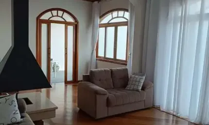 CASA AMPLA COM 3 QUARTOS/1 SUÍTE COM PISCINA NO JARDIM ESTÁDIO.