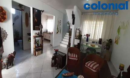 CASA COM 4 QUARTOS , 1 SUÍTE E SALÃO COMERCIAL AMPLO